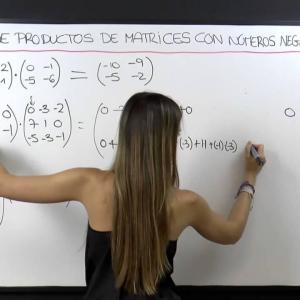 Ejercicios de productos de matrices con números negativos